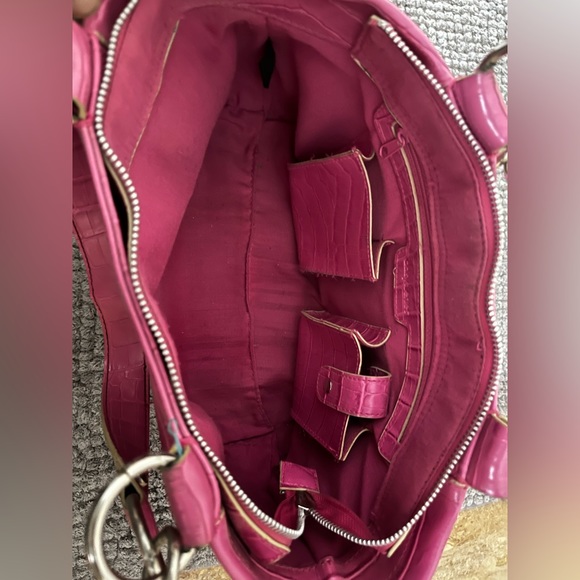 Stylish Daisy Fuentes pink croc embossed women’s handbag. - Picture 3 of 3